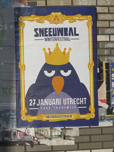 908202 Afbeelding van een reclameposter voor het Sneeuwbal Winterfestival in Park Transwijk, opgehangen onder het ...